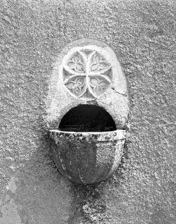 Bénitier du mur de la façade antérieure. © Région Bourgogne-Franche-Comté, Inventaire du patrimoine Bénitier du mur de la façade antérieure. © Région Bourgogne-Franche-Comté, Inventaire du patrimoine