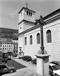 Vue d'ensemble de la croix, en avant de l'élévation latérale droite de l'église. © Région Bourgogne-Franche-Comté, Inventaire du patrimoine