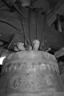 Partie supérieure de la cloche (côté sud-ouest) : décor et anses. © Région Bourgogne-Franche-Comté, Inventaire du patrimoine Partie supérieure de la cloche (côté sud-ouest) : décor et anses. © Région Bourgogne-Franche-Comté, Inventaire du patrimoine
