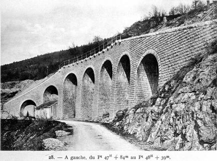 Mur de soutènement à arcades [vue d'ensemble, de trois quarts droite], [1919]. © Région Bourgogne-Franche-Comté, Inventaire du patrimoine