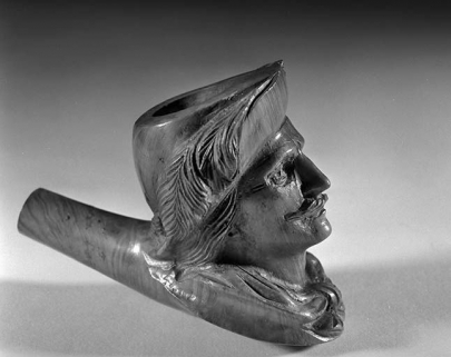 Tête de pipe sculptée à l'effigie de d'Artagnan, vue de profil. © Région Bourgogne-Franche-Comté, Inventaire du patrimoine