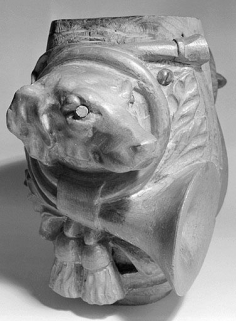 Tête de chien inscrite dans un cor de chasse. © Région Bourgogne-Franche-Comté, Inventaire du patrimoine