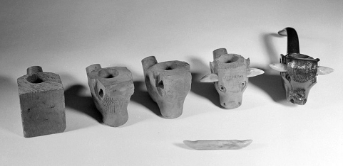 Pipe sculptée en forme de tête de boeuf, à divers stades d'achèvement. La sculpture s'effectue à main levée et à l'aide de la machine à sculpter de l'atelier de montage et de finition. © Région Bourgogne-Franche-Comté, Inventaire du patrimoine