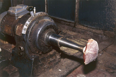 Vue rapprochée : variateur et disque de polissage. © Région Bourgogne-Franche-Comté, Inventaire du patrimoine