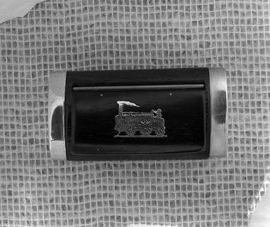 Tabatière concave ornée d'une locomotive. © Région Bourgogne-Franche-Comté, Inventaire du patrimoine