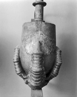 Patte d'aigle tenant le fourneau d'une pipe. © Région Bourgogne-Franche-Comté, Inventaire du patrimoine