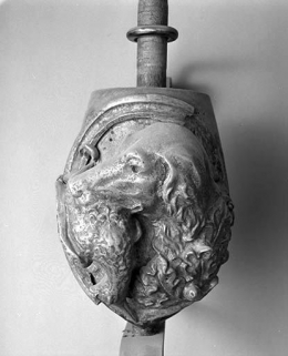 Chien de chasse tenant un oiseau dans la gueule. © Région Bourgogne-Franche-Comté, Inventaire du patrimoine