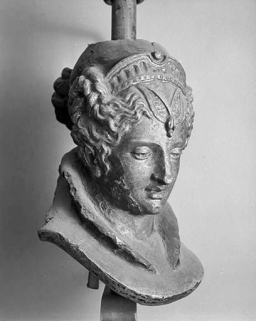 Figure de femme (reine de la Renaissance ?), vue de trois quarts. © Région Bourgogne-Franche-Comté, Inventaire du patrimoine