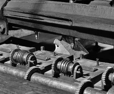 Face arrière : engrenages permettant la rotation simultanée des ébauchons (vue rapprochée). © Région Bourgogne-Franche-Comté, Inventaire du patrimoine