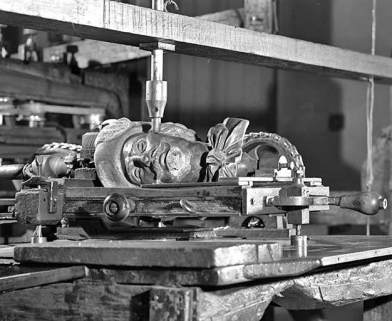 Modèle (d'Artagnan) et son support mobile, vus de trois quarts avant gauche.Manoeuvré à l'aide des poignées, le support glisse sur une plaque métallique, chaque détail du modèle pouvant ainsi être retransmis par le palpeur vertical. © Région Bourgogne-Franche-Comté, Inventaire du patrimoine