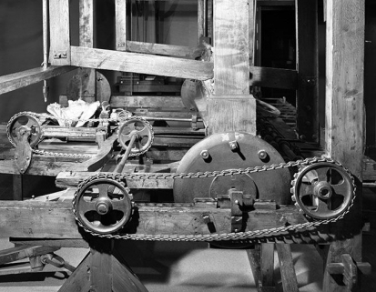 Face latérale droite. Aux premier et second plans, système de renvoi par chaîne permettant la rotation simultanée du modèle et des ébauchons. © Région Bourgogne-Franche-Comté, Inventaire du patrimoine