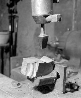 Détail du poinçon et du support de pipe. © Région Bourgogne-Franche-Comté, Inventaire du patrimoine