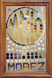 Tableau d'exposition réalisé avec des verres de lunettes. © Région Bourgogne-Franche-Comté, Inventaire du patrimoine Tableau d'exposition réalisé avec des verres de lunettes. © Région Bourgogne-Franche-Comté, Inventaire du patrimoine