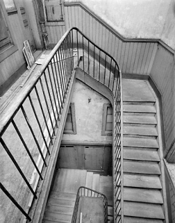 Vue plongeante sur la cage d'escalier. © Région Bourgogne-Franche-Comté, Inventaire du patrimoine Vue plongeante sur la cage d'escalier. © Région Bourgogne-Franche-Comté, Inventaire du patrimoine