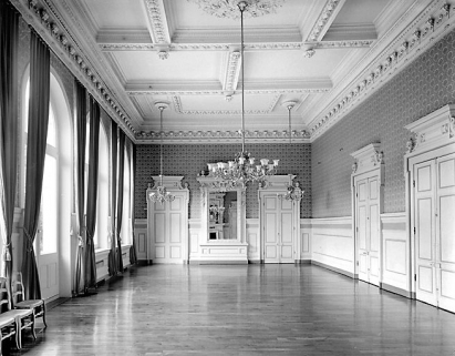 Salon d'honneur : vue d'ensemble, depuis l'extrémité est. © Région Bourgogne-Franche-Comté, Inventaire du patrimoine Salon d'honneur : vue d'ensemble, depuis l'extrémité est. © Région Bourgogne-Franche-Comté, Inventaire du patrimoine