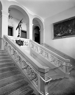 Escalier d'honneur : volée double, de trois quarts. © Région Bourgogne-Franche-Comté, Inventaire du patrimoine Escalier d'honneur : volée double, de trois quarts. © Région Bourgogne-Franche-Comté, Inventaire du patrimoine