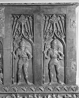 Coffre de la collection Jourdain : personnages sculptés à droite. Collection du musée de la Lunette, Morez. © Région Bourgogne-Franche-Comté, Inventaire du patrimoine Coffre de la collection Jourdain : personnages sculptés à droite. Collection du musée de la Lunette, Morez. © Région Bourgogne-Franche-Comté, Inventaire du patrimoine