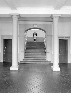 Hall d'entrée : colonnes et première volée de l'escalier d'honneur. © Région Bourgogne-Franche-Comté, Inventaire du patrimoine Hall d'entrée : colonnes et première volée de l'escalier d'honneur. © Région Bourgogne-Franche-Comté, Inventaire du patrimoine