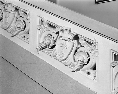 Escalier d'honneur : armoiries de la ville décorant le garde-corps. © Région Bourgogne-Franche-Comté, Inventaire du patrimoine Escalier d'honneur : armoiries de la ville décorant le garde-corps. © Région Bourgogne-Franche-Comté, Inventaire du patrimoine
