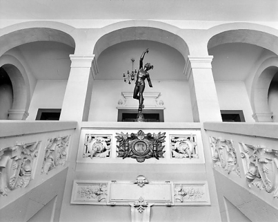 Escalier d'honneur : volée double et palier supérieur, depuis le repos. © Région Bourgogne-Franche-Comté, Inventaire du patrimoine Escalier d'honneur : volée double et palier supérieur, depuis le repos. © Région Bourgogne-Franche-Comté, Inventaire du patrimoine