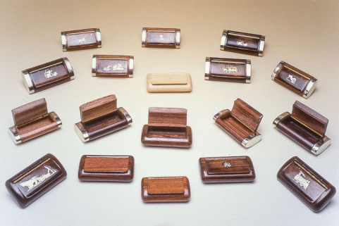 Présentation de tabatières finies, certaines ouvertes. © Région Bourgogne-Franche-Comté, Inventaire du patrimoine