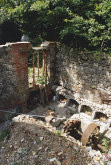 Vestiges de la salle des machines (postérieurement convertie en bâtiment d'eau ?). © Région Bourgogne-Franche-Comté, Inventaire du patrimoine