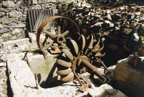 Turbine Pelton et volant de transmission. La turbine a vraisemblablement été apportée après la fermeture du tissage, peut-être dans l'intention de fournir de l'électricité à la pisciculture. © Région Bourgogne-Franche-Comté, Inventaire du patrimoine