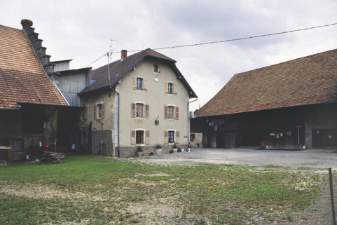 Parties agricoles et mur-pignon du logement depuis la cour. © Région Bourgogne-Franche-Comté, Inventaire du patrimoine
