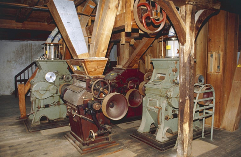 Appareils à cylindres (broyeurs et convertisseurs) au premier étage. © Région Bourgogne-Franche-Comté, Inventaire du patrimoine