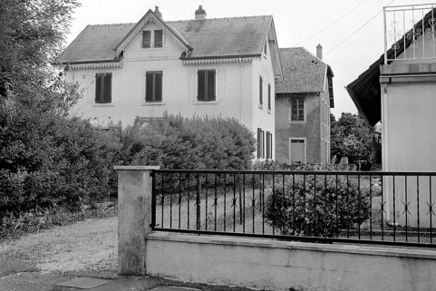 Vue d'ensemble depuis l'entrée. L'atelier de fabrication est masqué par le logement. © Région Bourgogne-Franche-Comté, Inventaire du patrimoine