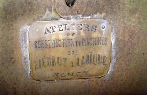 Plaque de constructeur de la machine à vapeur. © Région Bourgogne-Franche-Comté, Inventaire du patrimoine