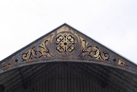Les écuries : détail du pignon de l'auvent. © Région Bourgogne-Franche-Comté, Inventaire du patrimoine