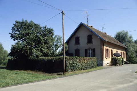 Vue de trois quarts d'un logement à 2 appartements. © Région Bourgogne-Franche-Comté, Inventaire du patrimoine