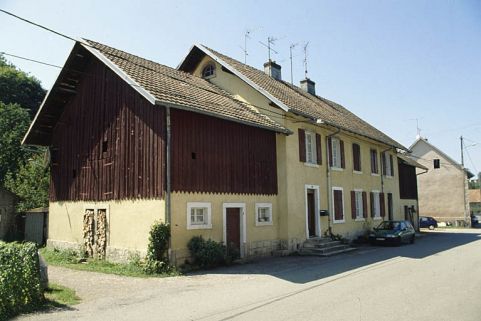 Logement ouvrier à 4 appartements avec dépendances (bûcher et véranda ?). © Région Bourgogne-Franche-Comté, Inventaire du patrimoine