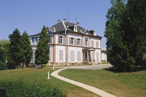 Vue de trois quarts arrière du logement patronal. © Région Bourgogne-Franche-Comté, Inventaire du patrimoine Vue de trois quarts arrière du logement patronal. © Région Bourgogne-Franche-Comté, Inventaire du patrimoine