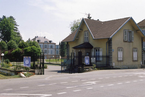 Logement patronal et conciergerie depuis la route départementale. © Région Bourgogne-Franche-Comté, Inventaire du patrimoine Logement patronal et conciergerie depuis la route départementale. © Région Bourgogne-Franche-Comté, Inventaire du patrimoine