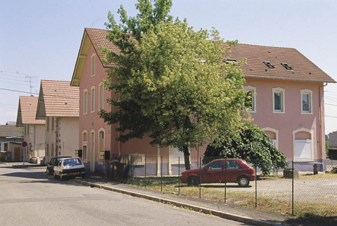 Logements ouvriers depuis l'avenue des Forges. © Région Bourgogne-Franche-Comté, Inventaire du patrimoine Logements ouvriers depuis l'avenue des Forges. © Région Bourgogne-Franche-Comté, Inventaire du patrimoine