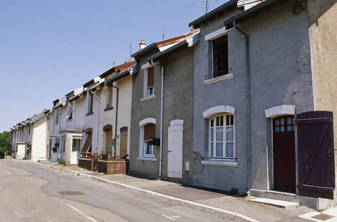 Rue d'une cité ouvrière. © Région Bourgogne-Franche-Comté, Inventaire du patrimoine Rue d'une cité ouvrière. © Région Bourgogne-Franche-Comté, Inventaire du patrimoine