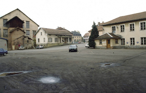 Entrée de l'usine depuis le sud de la cour. © Région Bourgogne-Franche-Comté, Inventaire du patrimoine Entrée de l'usine depuis le sud de la cour. © Région Bourgogne-Franche-Comté, Inventaire du patrimoine