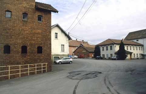 Vue depuis l'ouest de la cour. © Région Bourgogne-Franche-Comté, Inventaire du patrimoine Vue depuis l'ouest de la cour. © Région Bourgogne-Franche-Comté, Inventaire du patrimoine