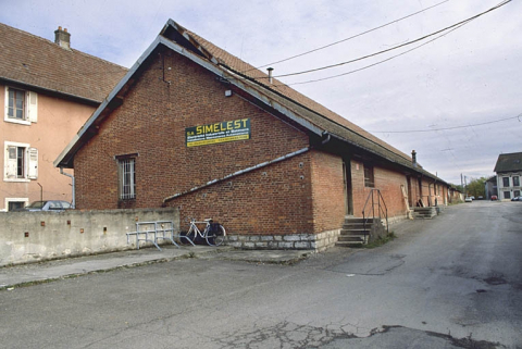 Magasin et entrepôt industriel couvrant le canal d'amenée. © Région Bourgogne-Franche-Comté, Inventaire du patrimoine Magasin et entrepôt industriel couvrant le canal d'amenée. © Région Bourgogne-Franche-Comté, Inventaire du patrimoine