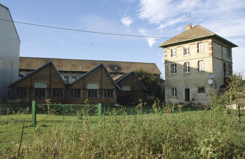 Ateliers de fabrication et logement depuis le sud-est. © Région Bourgogne-Franche-Comté, Inventaire du patrimoine Ateliers de fabrication et logement depuis le sud-est. © Région Bourgogne-Franche-Comté, Inventaire du patrimoine