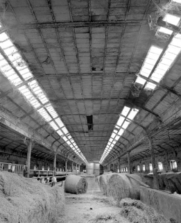 Intérieur de l'étable (cadrage vertical). © Région Bourgogne-Franche-Comté, Inventaire du patrimoine