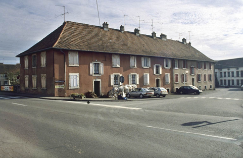 Logement ouvrier dit la Caserne à l'entrée des forges. © Région Bourgogne-Franche-Comté, Inventaire du patrimoine Logement ouvrier dit la Caserne à l'entrée des forges. © Région Bourgogne-Franche-Comté, Inventaire du patrimoine
