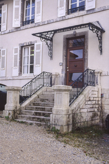 Perron du bâtiment des bureaux. © Région Bourgogne-Franche-Comté, Inventaire du patrimoine Perron du bâtiment des bureaux. © Région Bourgogne-Franche-Comté, Inventaire du patrimoine