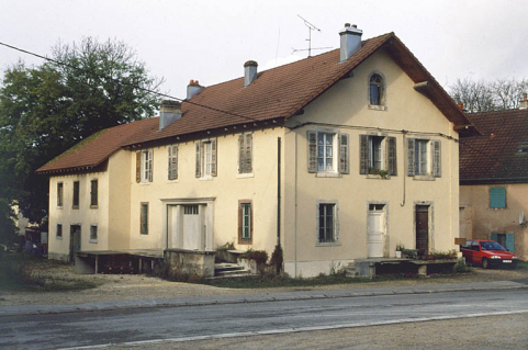 Logement à l'ouest. © Région Bourgogne-Franche-Comté, Inventaire du patrimoine Logement à l'ouest. © Région Bourgogne-Franche-Comté, Inventaire du patrimoine