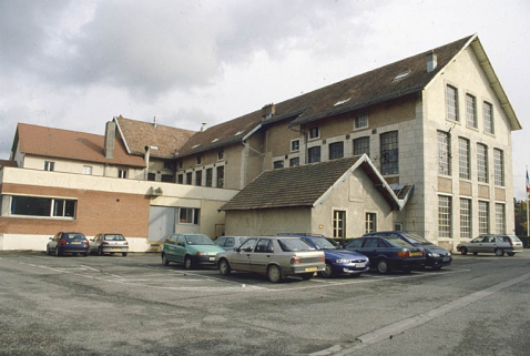 Vue d'ensemble depuis le sud-ouest. © Région Bourgogne-Franche-Comté, Inventaire du patrimoine Vue d'ensemble depuis le sud-ouest. © Région Bourgogne-Franche-Comté, Inventaire du patrimoine