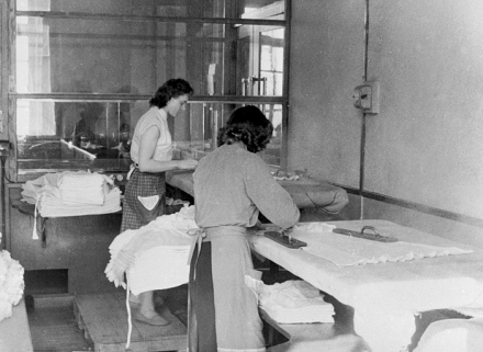 Vue d'un atelier de vaporisage et repassage. © Région Bourgogne-Franche-Comté, Inventaire du patrimoine