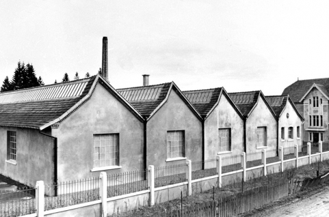 Vue des pignons sur rue vers 1945. © Région Bourgogne-Franche-Comté, Inventaire du patrimoine