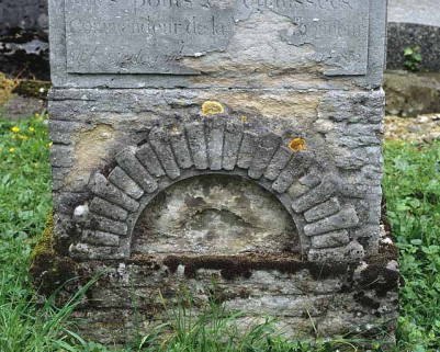 Détail du socle : face antérieure. L'arcade représente l'entrée du tunnel fluvial de Thoraise (Doubs). © Région Bourgogne-Franche-Comté, Inventaire du patrimoine